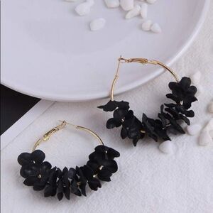 𝅺Black Flower Gold Hoop Earrings